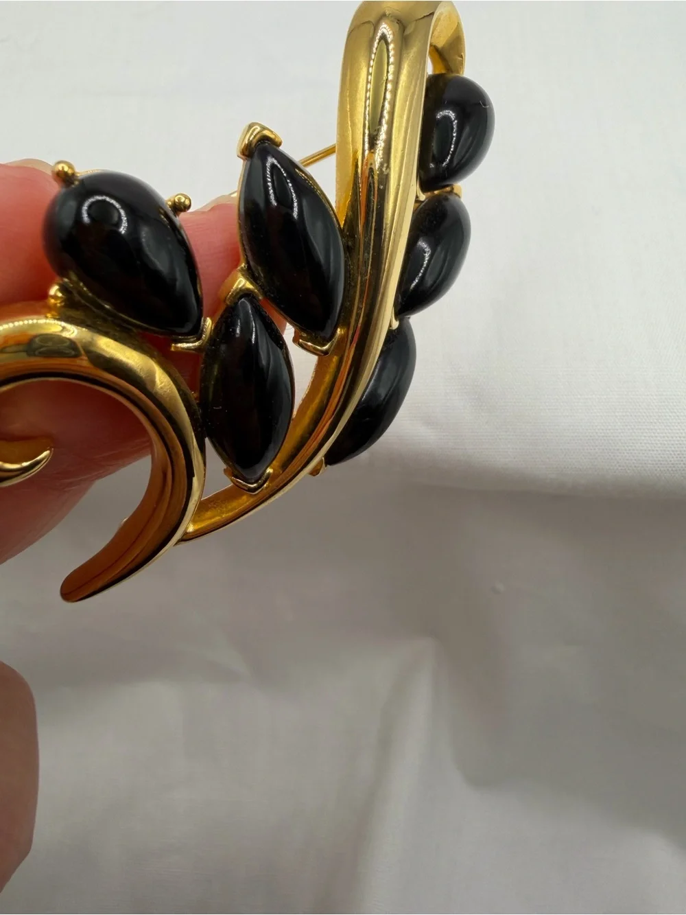Vintage Trifari Signed Brooch Pin Gold Tone Black Cabochon Leaves Floral